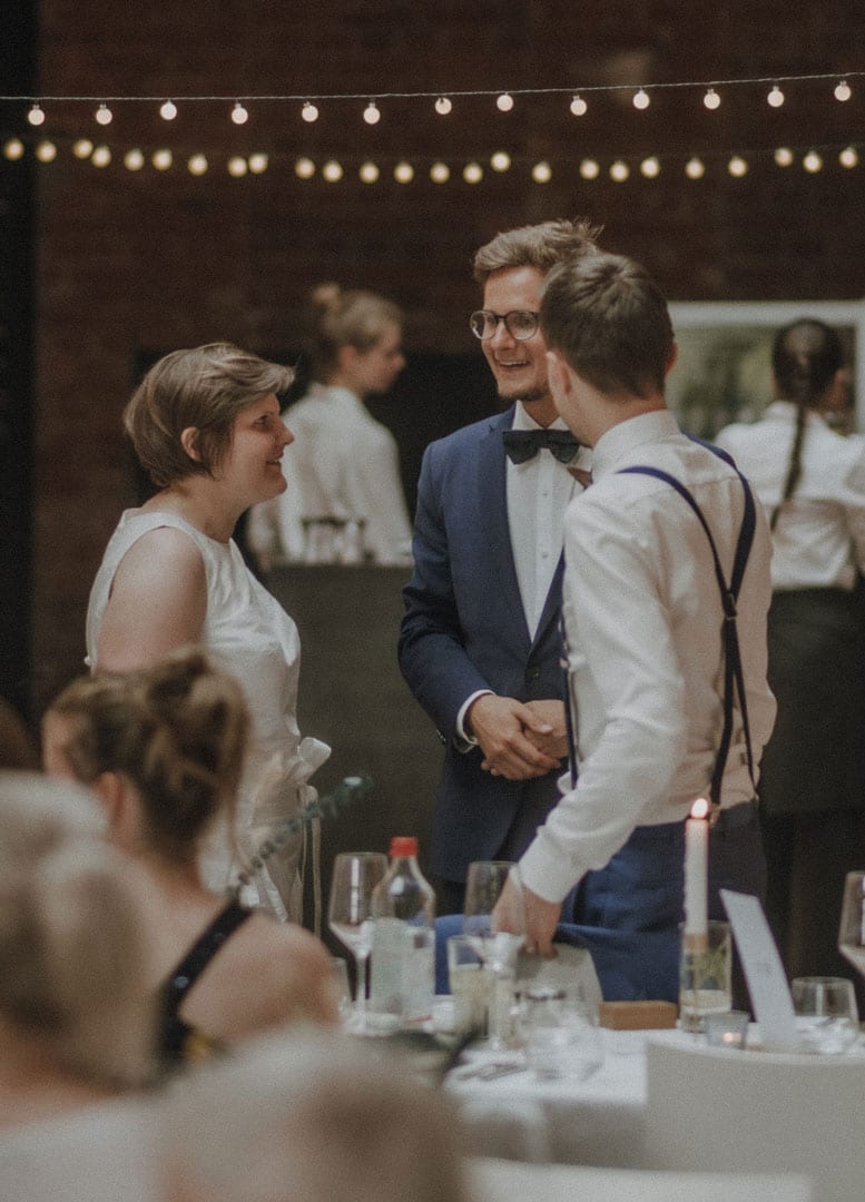 Professioneller Hochzeits-DJ aus Hannover kommuniziert mit dem Brautpaar über den Ablauf der Party im Helmkehof